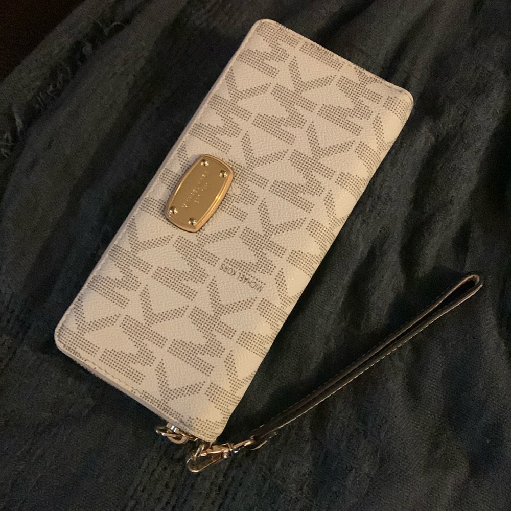 Michael Kors wallet gently loved